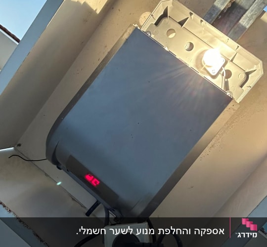 מכשיר חשמלי עם חיבורי כבלים ותצוגה דיגיטלית